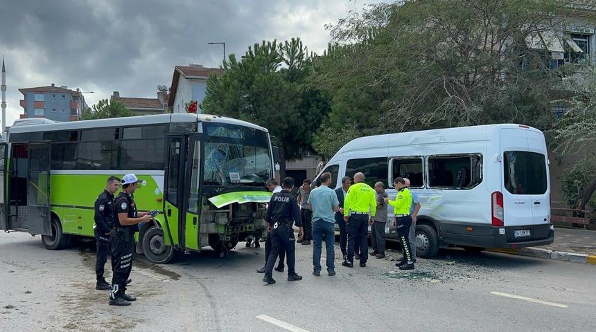Kocaeli'de özel halk otobüsünün park halindeki minibüse çarptığı kazada 3 kişi yaralandı