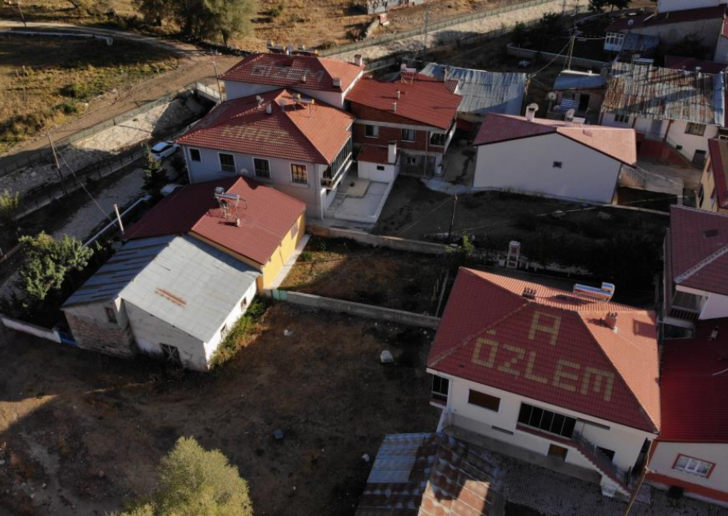 Çatılarda dikkat çeken isimler! Bu köye ilk kez gelen şaşkına dönüyor  G1