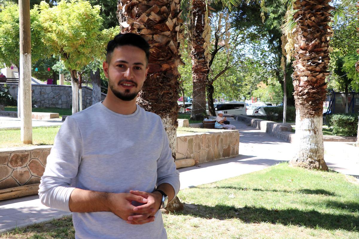Manisa'da imanın ayakkabısını alıp ka&ccedil;an tilki g&uuml;venlik kamerasına yakalandı