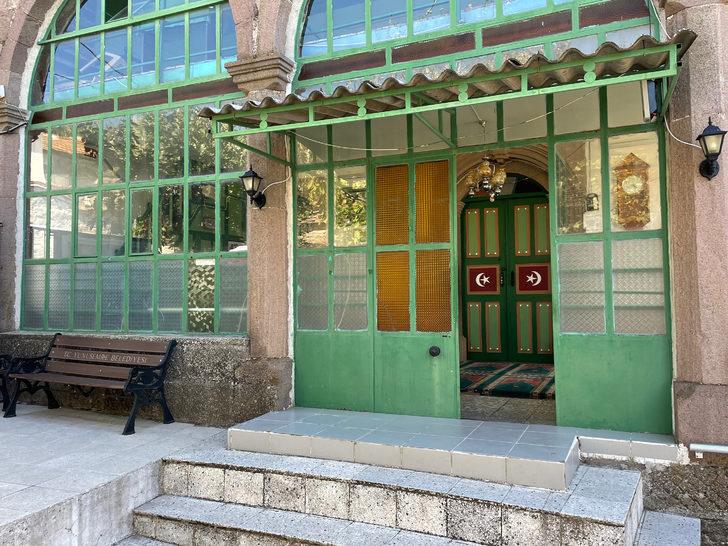 Manisa'da imanın ayakkabısını alıp kaçan tilki güvenlik kamerasına yakalandı G2