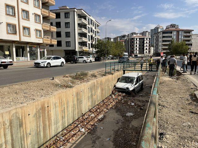 Gaziantep'te su kanalına düşen hafif ticari araçtaki anne ve oğlu yaralandı