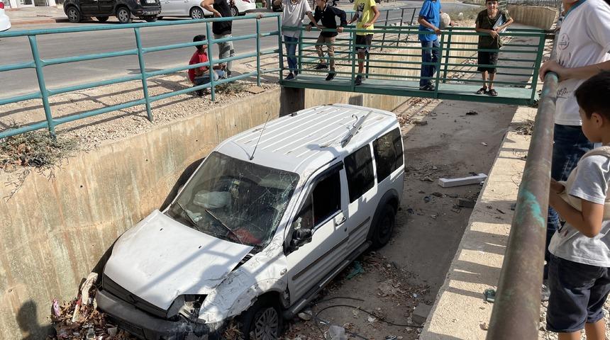 Gaziantep'te su kanalına düşen hafif ticari araçtaki anne ve oğlu yaralandı