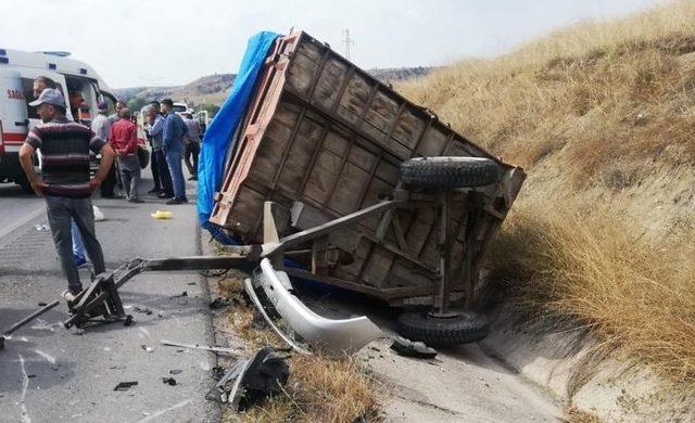 Amasya’da traktör ile otomobilin çarpıştığı kazada 3 kişi yaralandı