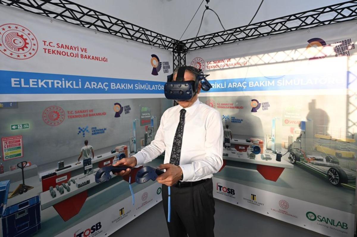 İstanbul Valisi Yerlikaya elektrikli ara&ccedil; bakım sim&uuml;lat&ouml;r&uuml;n&uuml; test etti