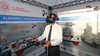 İstanbul Valisi Yerlikaya elektrikli araç bakım simülatörünü test etti