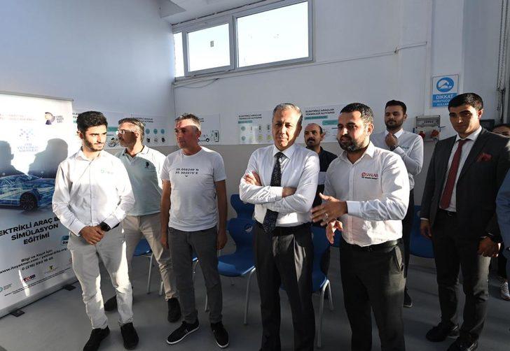İstanbul Valisi Yerlikaya elektrikli araç bakım simülatörünü test etti G2
