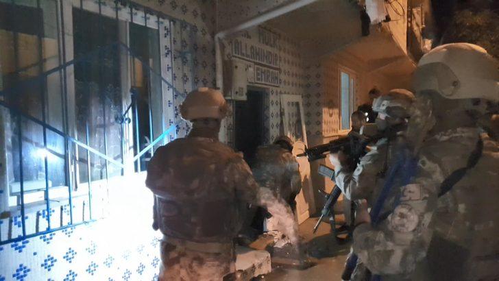 Mahalle ablukaya alındı: Çatıdan kaçmaya çalıştılar, İHA'larla tespit edildiler! Bursa'daki dev operasyon kamerada G4