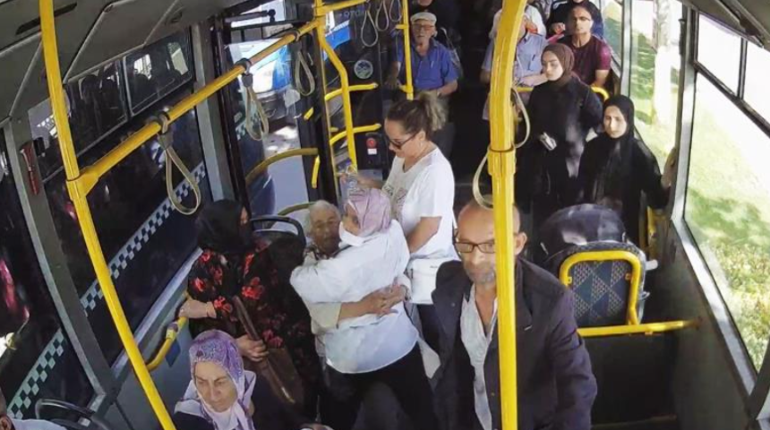 Sakarya'da panik anları! Otobüs bekleyen kadın kalp krizi geçirdi