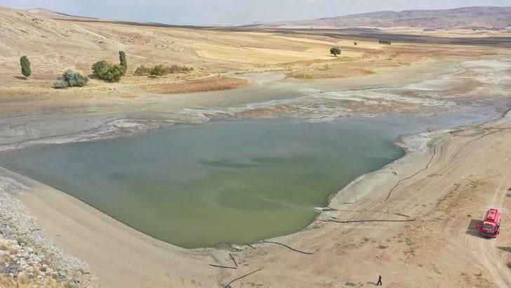 Sivas'ta kuruyan göle itfaiye ekipleri su takviyesi yapıyor G1