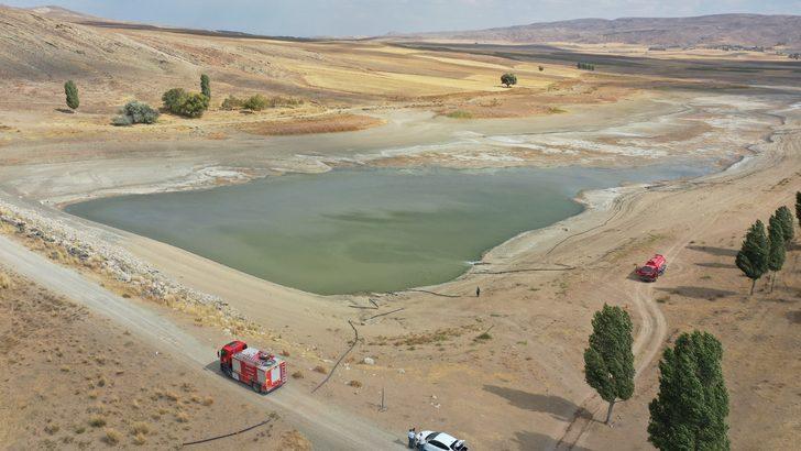 Sivas'ta kuruyan göle itfaiye ekipleri su takviyesi yapıyor G2