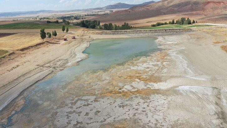 Sivas'ta kuruyan göle itfaiye ekipleri su takviyesi yapıyor G3