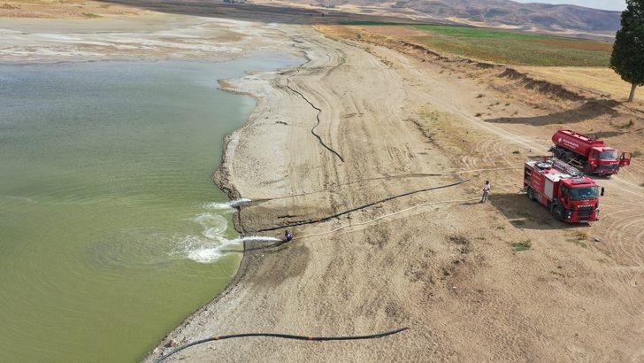 Sivas'ta kuruyan göle itfaiye ekipleri su takviyesi yapıyor G4