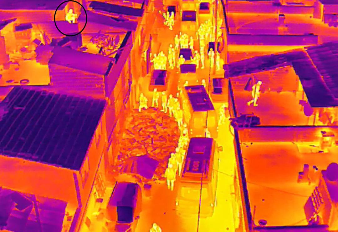 Mahalle ablukaya alındı: &Ccedil;atıdan ka&ccedil;maya &ccedil;alıştılar, İHA'larla tespit edildiler! Bursa'daki dev operasyon kamerada