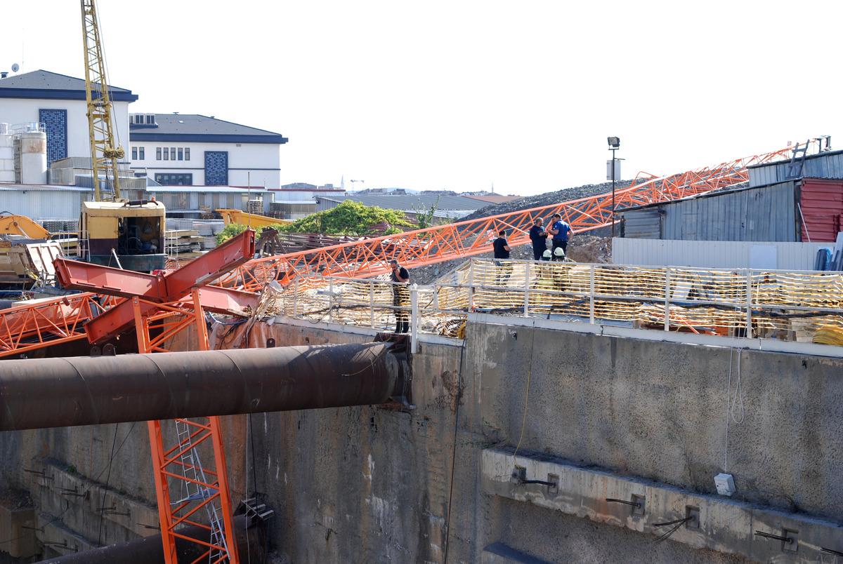 G&Uuml;NCELLEME - Sancaktepe'de metro inşaatında kule vincinin devrilmesi sonucu 2 kişi &ouml;ld&uuml;