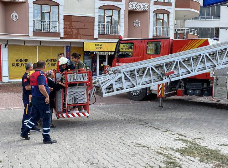 Kırşehir'de yangın çıkan apartmanda mahsur kalanları itfaiye kurtardı G3
