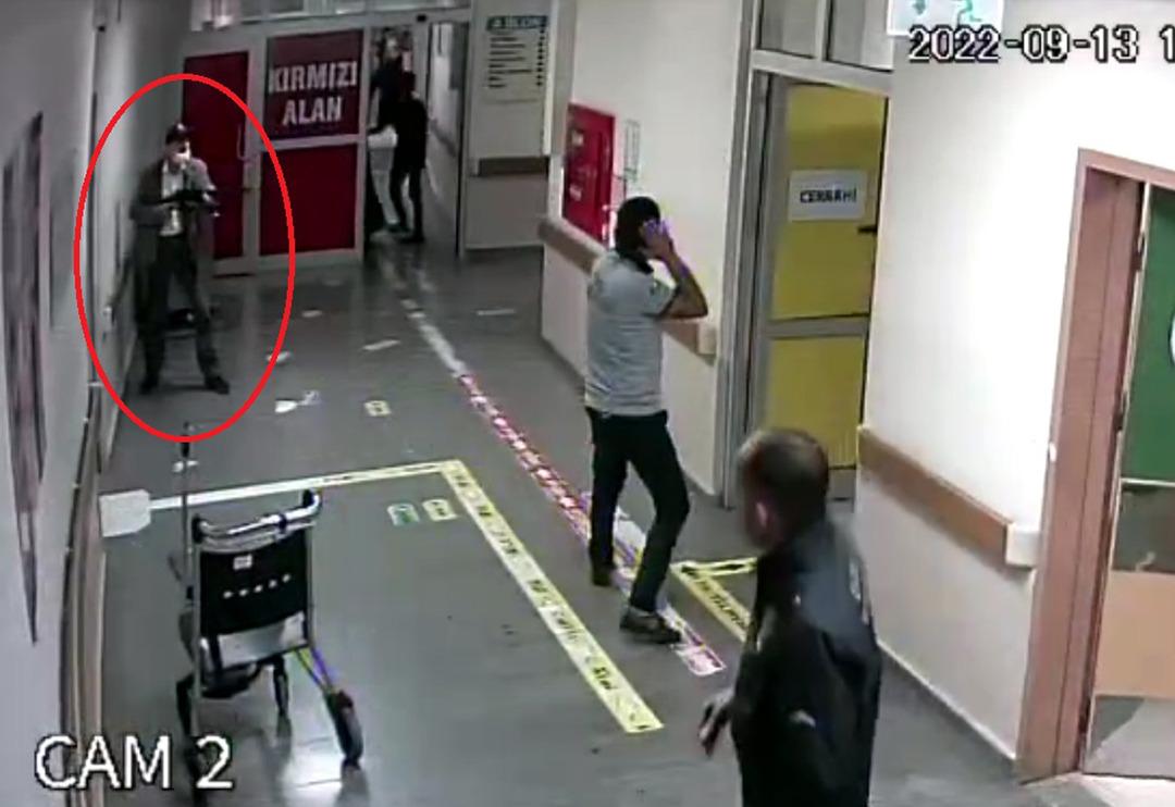 Hastanede dehşete d&uuml;ş&uuml;ren g&ouml;r&uuml;nt&uuml;! Baba ve 15 yaşındaki oğluna ateş a&ccedil;tı, peşlerinden hastaneye gidip...