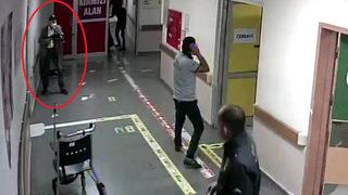 Hastanede dehşete düşüren görüntü! Baba ve 15 yaşındaki oğluna ateş açtı, peşlerinden hastaneye gidip...