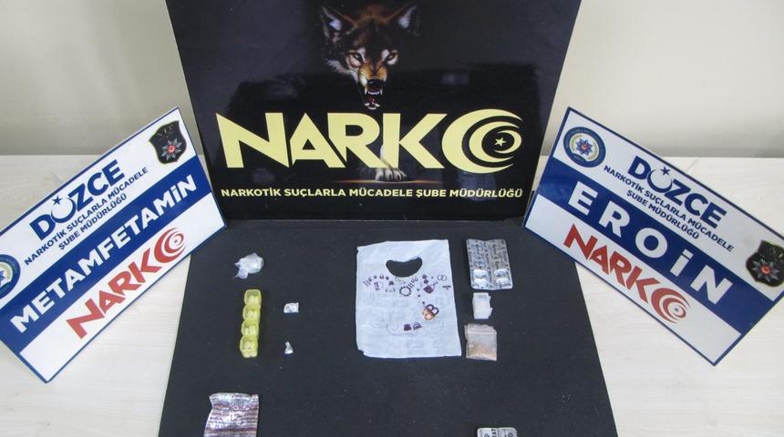 Düzce'de uyuşturucu ve sahte paralarla yakalanan 2 zanlıdan biri tutuklandı