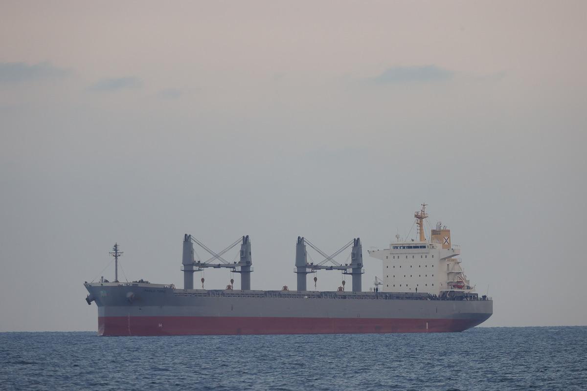 Acil durum &ccedil;ağrısı alınan tekneden kurtarılan d&uuml;zensiz g&ouml;&ccedil;menler Antalya a&ccedil;ıklarına getirildi