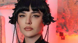 Gonca Vuslateri derin göğüs dekolteli pozuyla dudak uçuklattı!