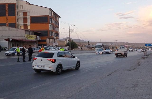 Bitlis'te kamyonetin çarptığı iki kişiden biri öldü