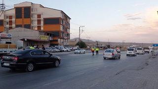 Bitlis'te kamyonetin çarptığı iki kişiden biri öldü