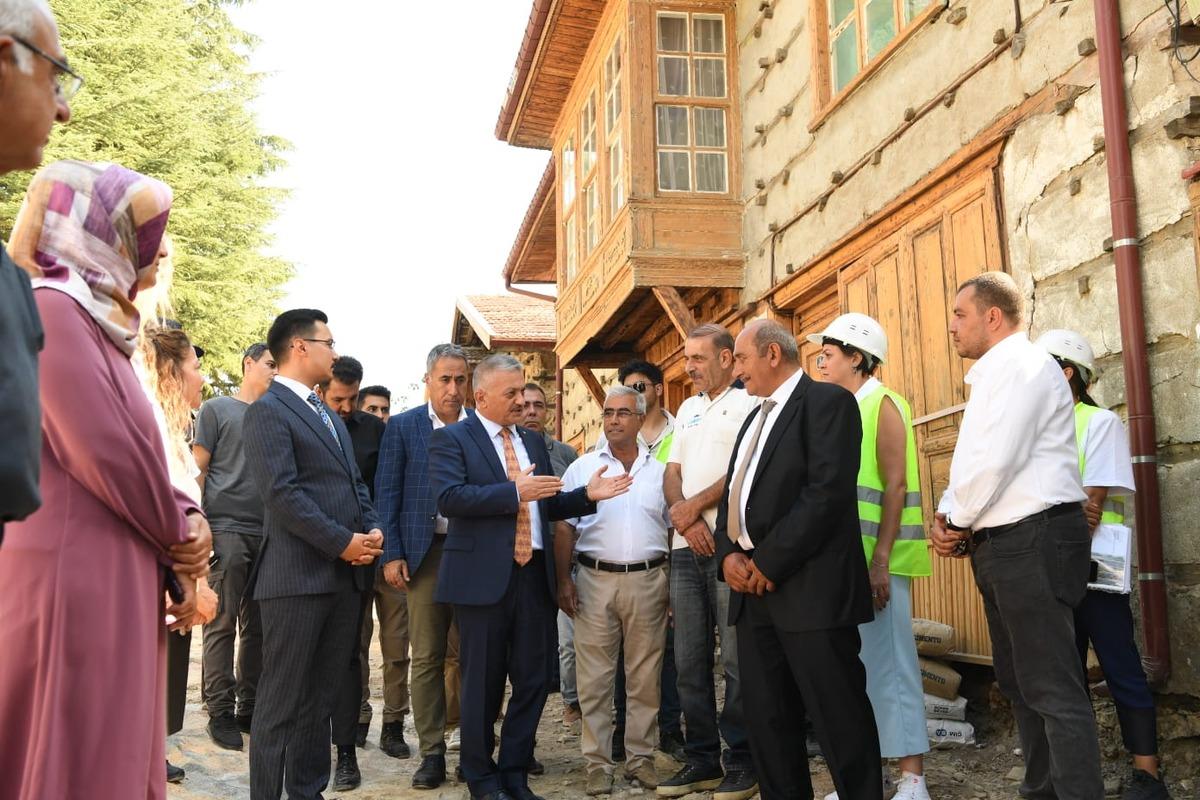 Antalya'nın &ouml;zg&uuml;n mimarisiyle bilinen tarihi "d&uuml;ğmeli evleri" restore ediliyor