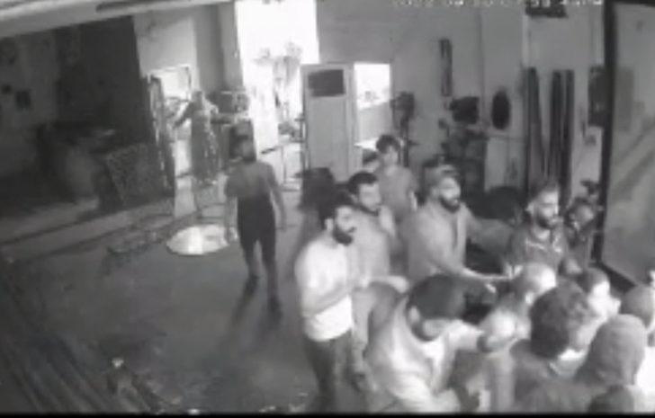 Maaşını alamayınca iş yerini 10 arkadaşıyla birlikte bastı! Palalı dehşet kamerada: Yaralılar var G3