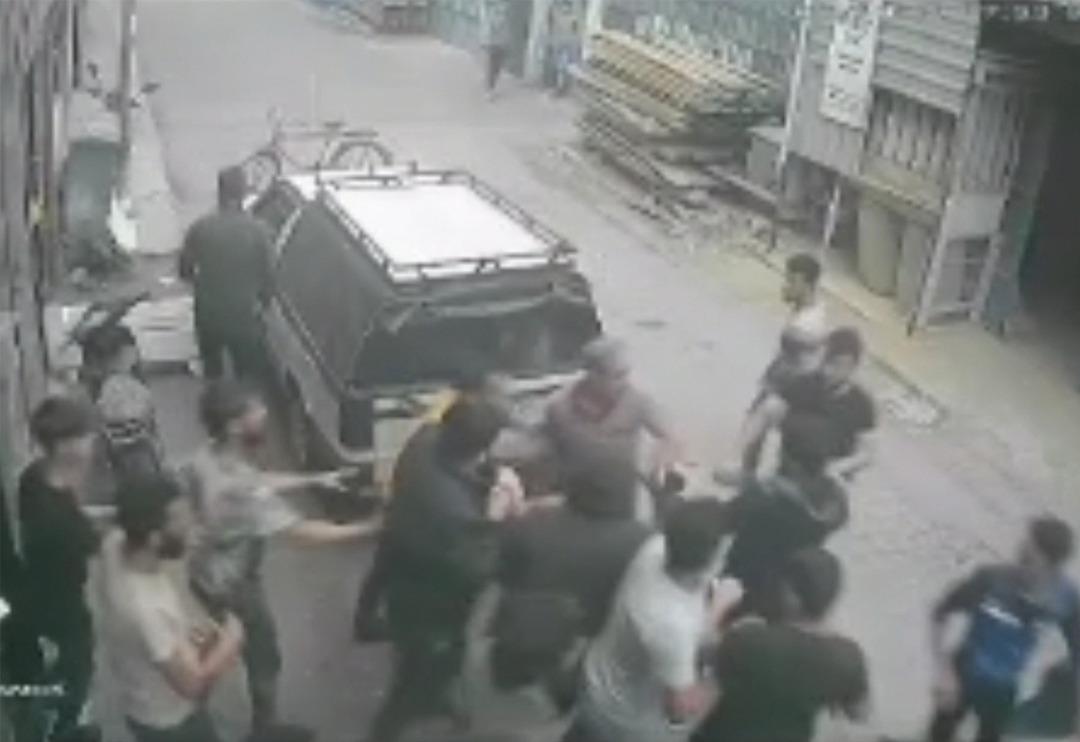 Maaşını alamayınca iş yerini 10 arkadaşıyla birlikte bastı! Palalı dehşet kamerada: Yaralılar var