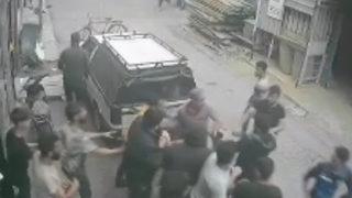 Maaşını alamayınca iş yerini 10 arkadaşıyla birlikte bastı! Palalı dehşet kamerada: Yaralılar var