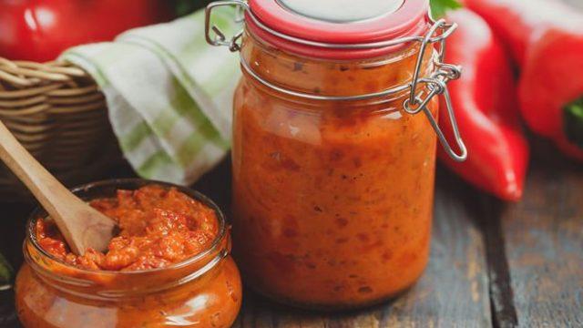 Ajvar sos nasıl yapılır? Kahvaltıya en çok yakışanlardan biri ajvar (patlıcanlı sos) tarifi malzemeleri ve yapılışı!
