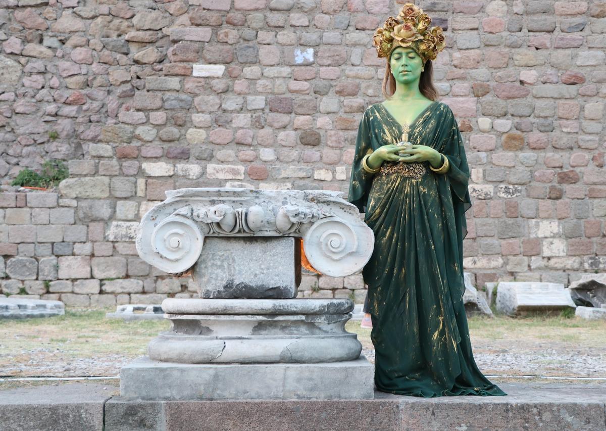 "Bergama Oratoryosu: Sunağın G&ouml;zyaşları" d&uuml;nya pr&ouml;miyeri Bergama'da yapıldı