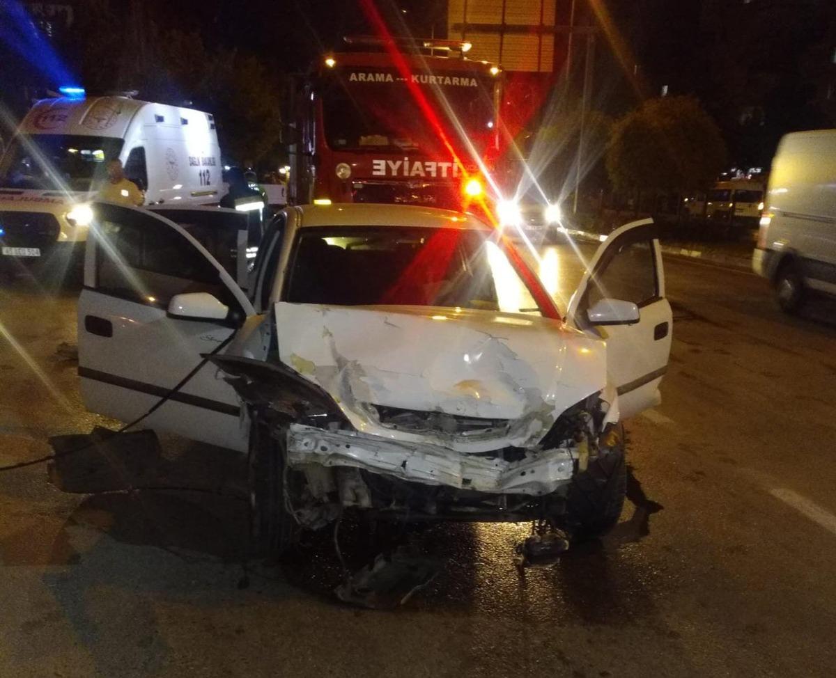 Manisa&rsquo;da park halinde ara&ccedil;lara &ccedil;arpan otomobildeki 4 kişi yaralandı