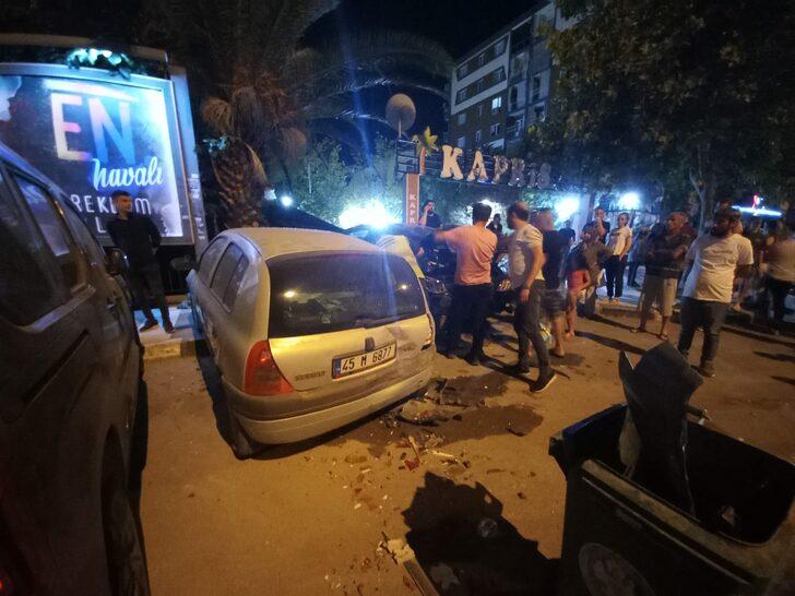 Manisa’da park halinde araçlara çarpan otomobildeki 4 kişi yaralandı G2