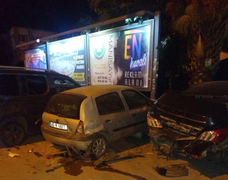 Manisa’da park halinde araçlara çarpan otomobildeki 4 kişi yaralandı G3