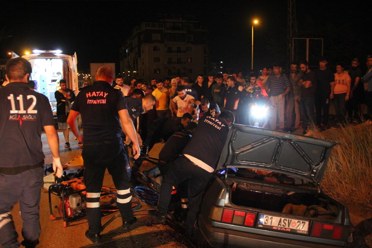 Hatay&rsquo;da devrilen otomobilin s&uuml;r&uuml;c&uuml;s&uuml; &ouml;ld&uuml;
