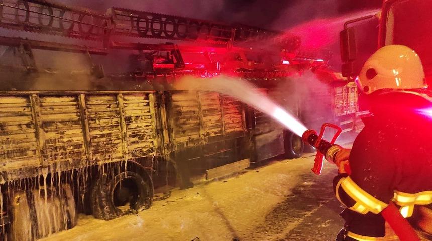 Osmaniye'de yanan tır kullanılamaz hale geldi