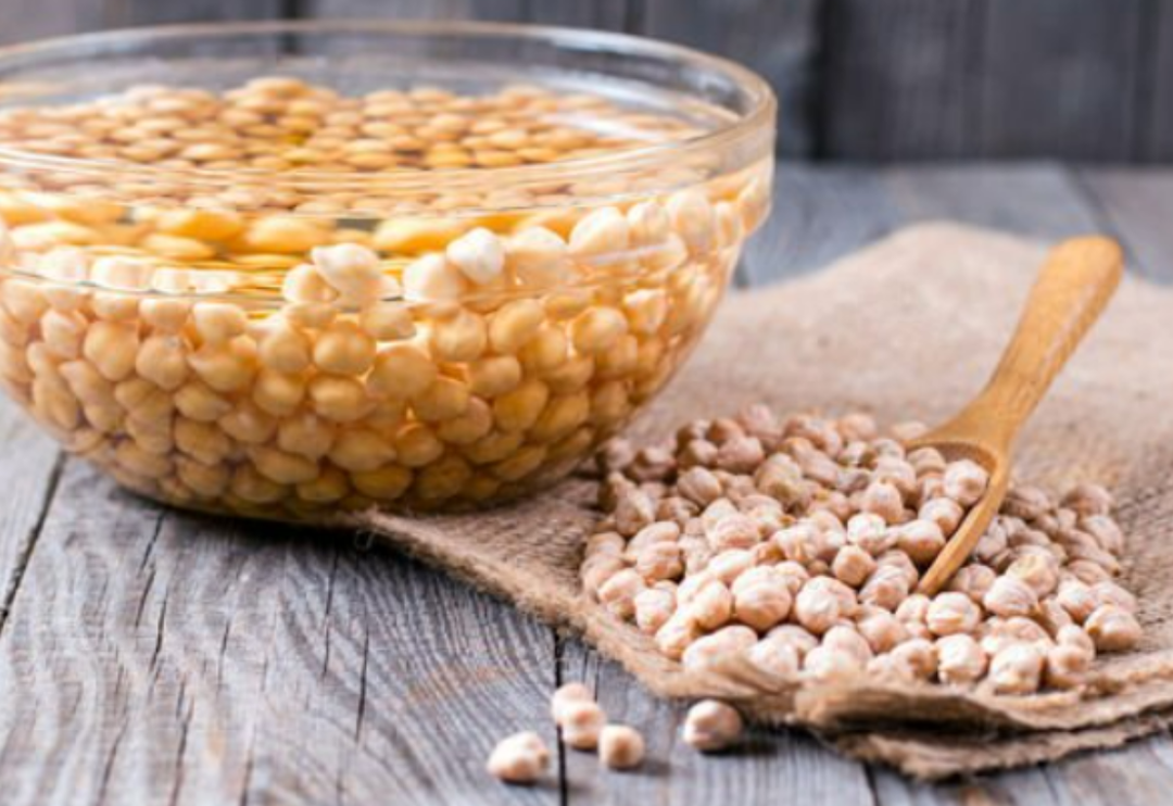 Nohut suyunu d&ouml;k&uuml;yorsanız b&uuml;y&uuml;k yanlış yapıyorsunuz! Her derde deva olan nohut suyunun faydaları