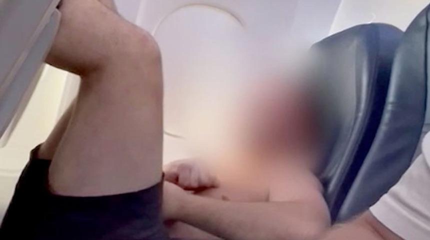 Uçakta kaos! Yarı çıplak soyunup çığlıklar atarak...