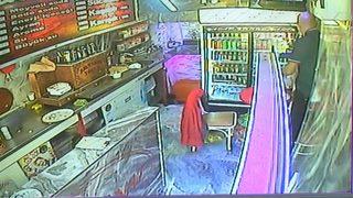 'Tost yeme' yarışmasında altın kazanamadı, iş yeri sahibinin telefonunu çaldı! O anlar kamerada