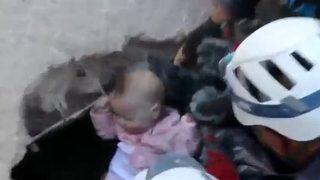 Dört katlı bina üzerine çöken 4 aylık bebek kurtarılmayı başardı! “Betondaki küçük bir delikten onu gördüm”