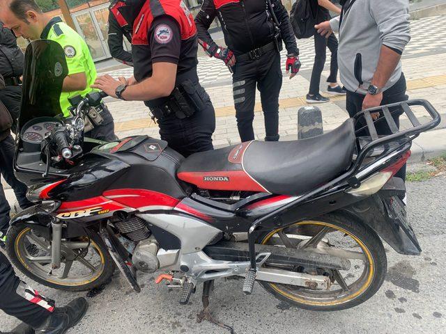 İstanbul'da polisten kaçan şüphelilerin motosikletinde 20 kilo 800 gram bonzai ele geçirildi