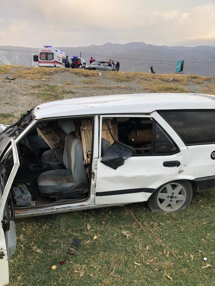 Erzincan'da iki otomobilin çarpıştığı kazada 1 kişi öldü, 4 kişi yaralandı G4