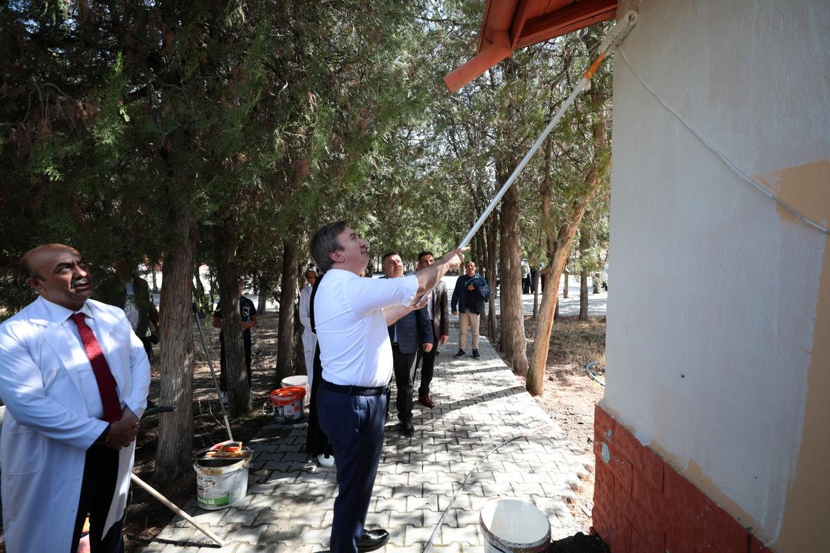 Aksaray Valisi Hamza Aydoğdu, k&ouml;y okulunun duvarını boyadı