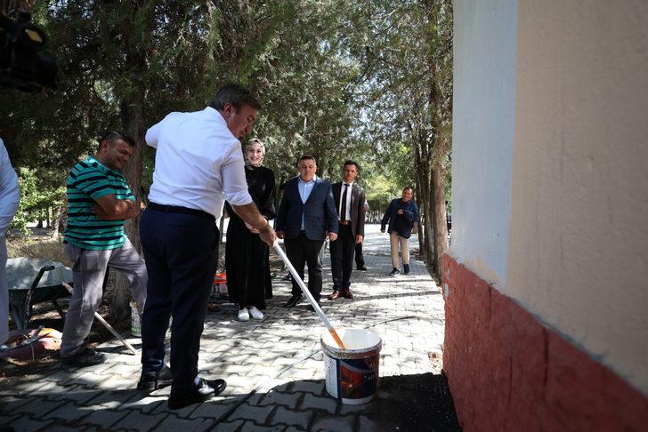 Aksaray Valisi Hamza Aydoğdu, köy okulunun duvarını boyadı G2