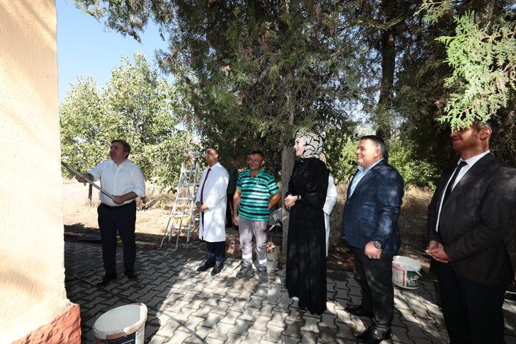 Aksaray Valisi Hamza Aydoğdu, köy okulunun duvarını boyadı G3