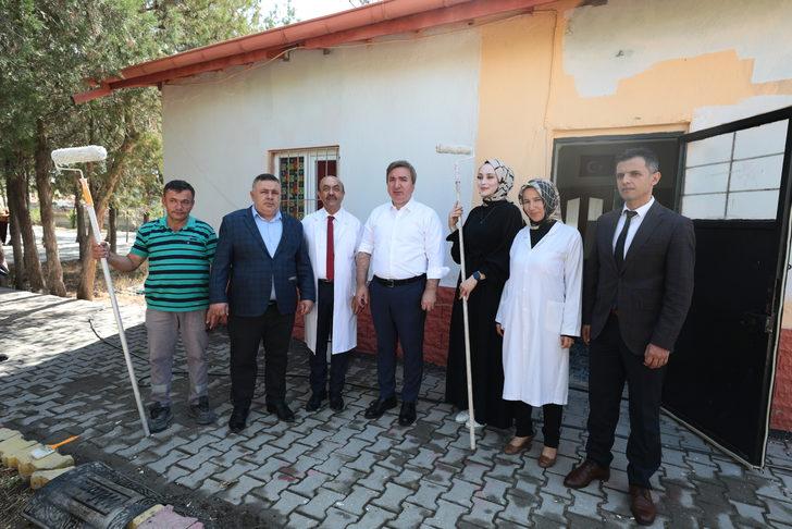 Aksaray Valisi Hamza Aydoğdu, köy okulunun duvarını boyadı G4