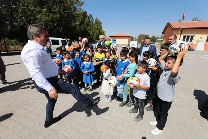 Aksaray Valisi Hamza Aydoğdu, köy okulunun duvarını boyadı G5