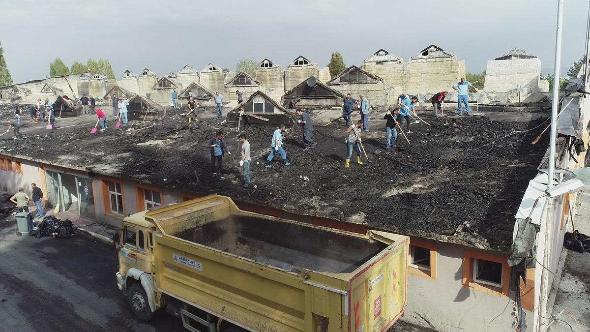 Atat&uuml;rk &Uuml;niversitesi Rekt&ouml;r&uuml; &Ccedil;omaklı'dan merkezi yemekhanede &ccedil;ıkan yangına ilişkin a&ccedil;ıklama: