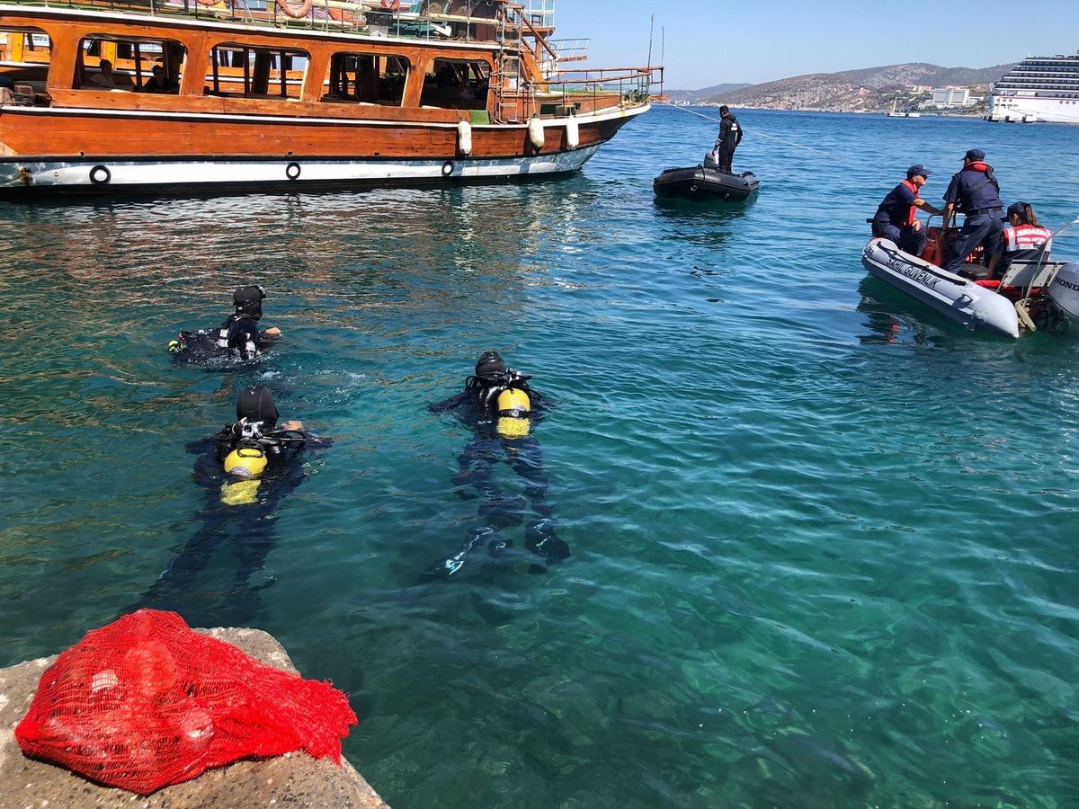 Jandarma, Kuşadası'ndaki Sevgi Plajı'nda temizlik yaptı